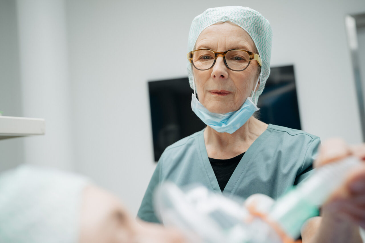 Anästhesistin der Praxis Rieth während der Patientensedierung.